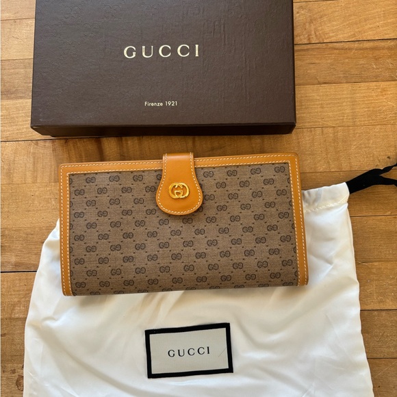 Gucci Tan and Brown Monogram Wallet - Picture 2 of 13